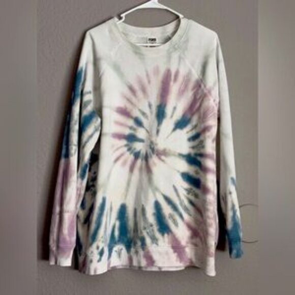 A charming oversized warm sweater from Victoria’s Secret Pink designed 2 fit all - Picture 3 of 3